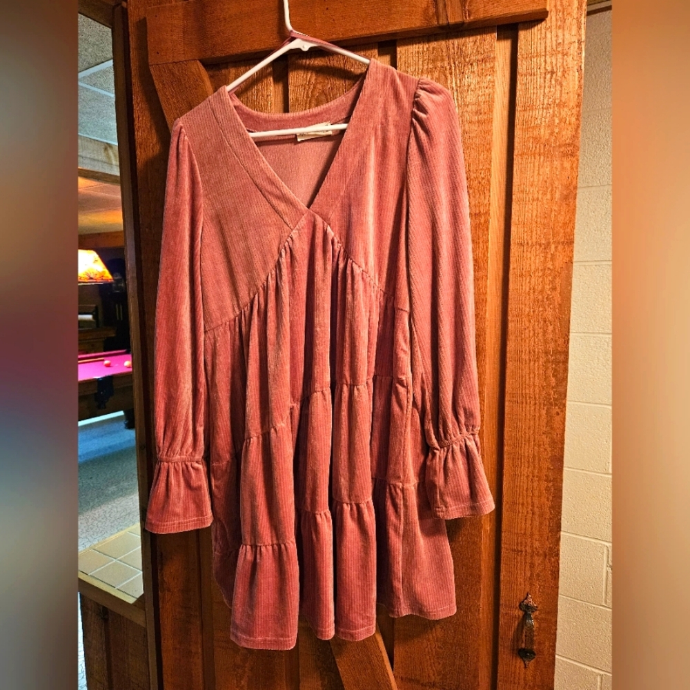 Elegant Pinky Mauve V-Neck Velvety Soft Tierd Dress. Size Medium